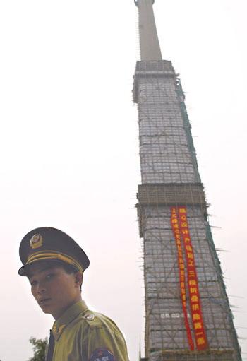 新闻频道 综合 广州日报      爬100米烟囱,装100公斤乳化炸药,插1000